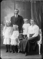 Gruppeportrett familie oppstilt i fotostudio.