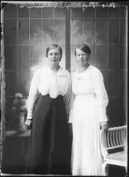 Studioportrett, kvinner oppstilt i fotostudio.