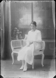 Portrettfotografi. Kvinne oppstilt i fotostudio.