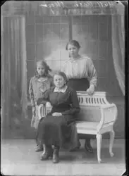 Studioportrett, kvinner oppstilt i fotostudio.