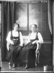 Studioportrett, kvinner oppstilt i fotostudio.