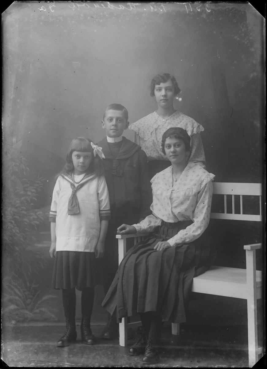 Gruppeportrett. Mennesker oppstilt i fotostudio.