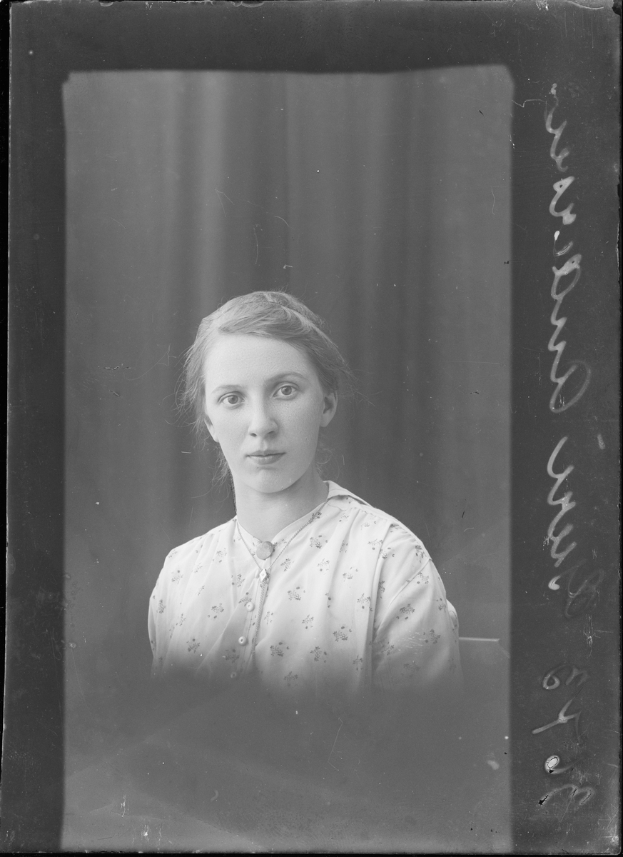 Portrettfotografi. Kvinne oppstilt i fotostudio.