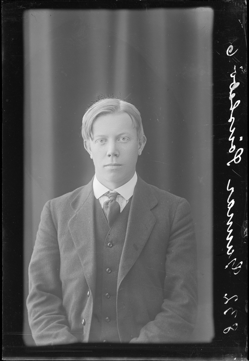 Portrettfotografi. Mann oppstilt i fotostudio.