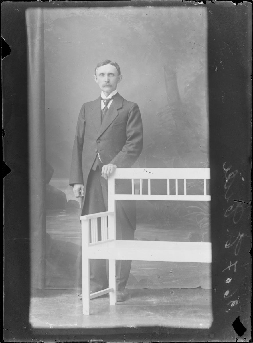 Portrettfotografi. Mann oppstilt i fotostudio kledd i ytterklær.