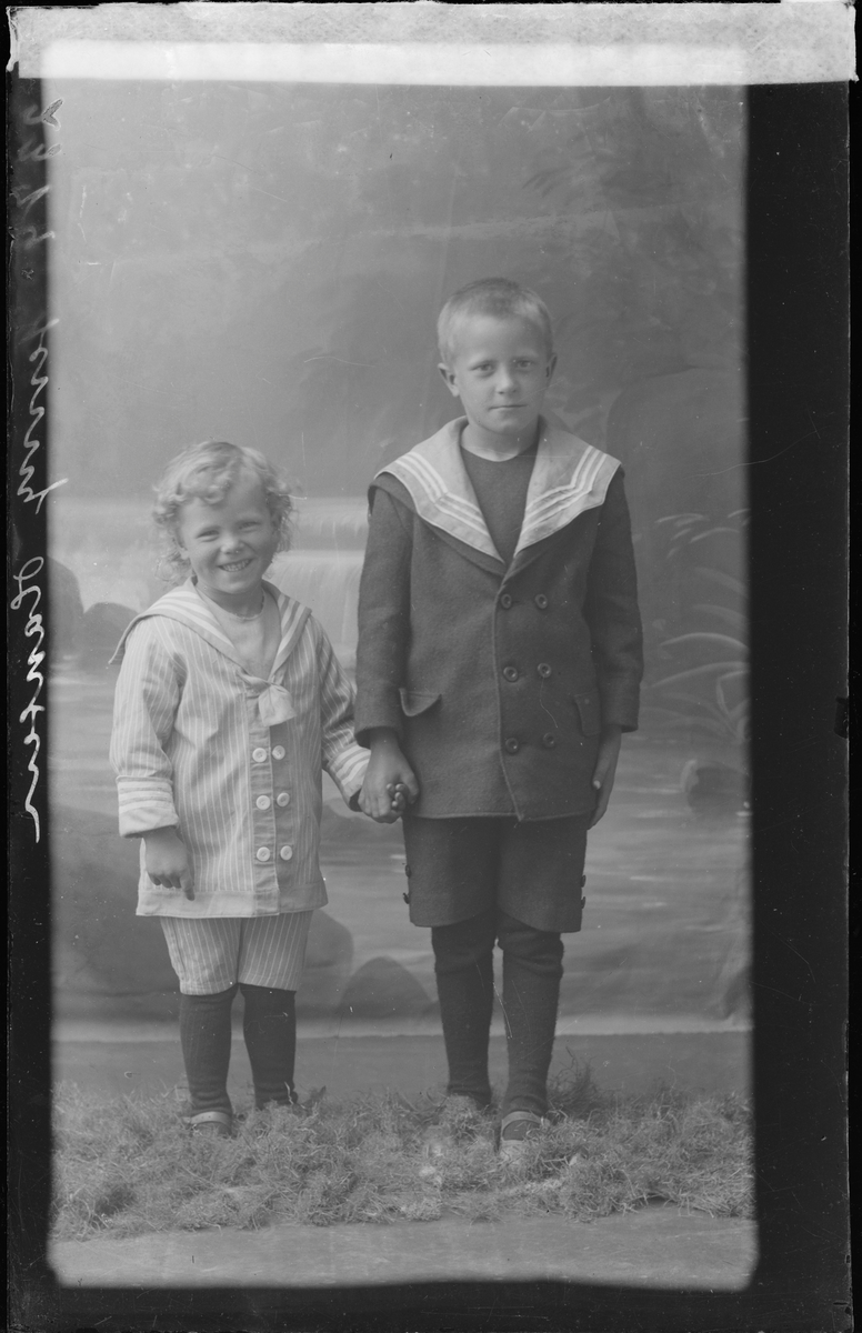 Gruppeportrett av barn oppstilt i fotostudio.