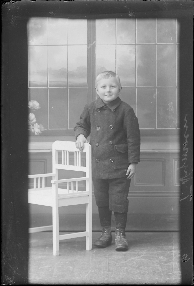 Portrettfotografi. Gutt fotografert i fotostudio.