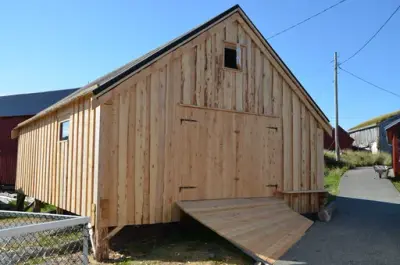 Nybygd naust på Grip. Det er ikke malt