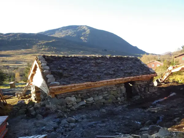 Ferdig seterbygg. I bakkant fjellgard og fjellandskap