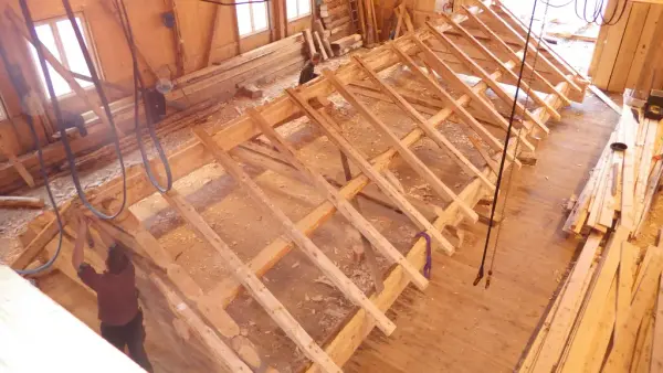 Seterbygget under oppføring i laftehallen på Husasnotra