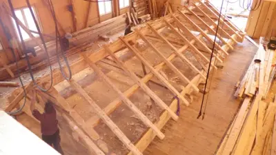 Seterbygget under oppføring i laftehallen på Husasnotra