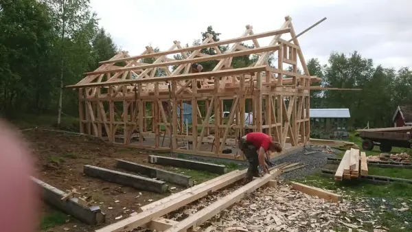 Reisverk av tradisjonsbygg under konstruksjon.