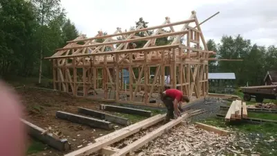 Reisverk av tradisjonsbygg under konstruksjon.