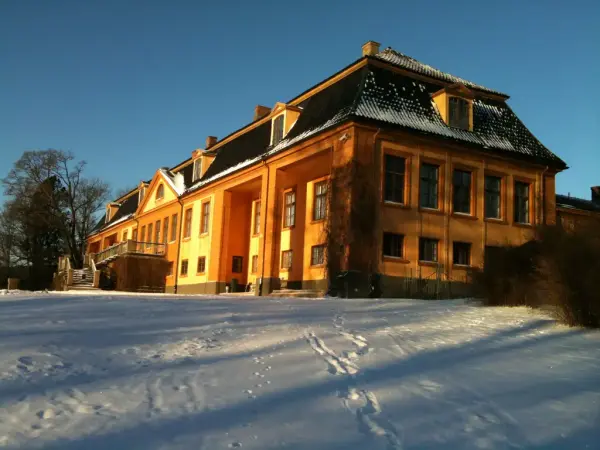 Hovedbygningen på Bogstad en vaker vinterdag. 