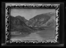 Maleri av Marie Tannæs med tittelen ''Sogn''. Motivet viser 