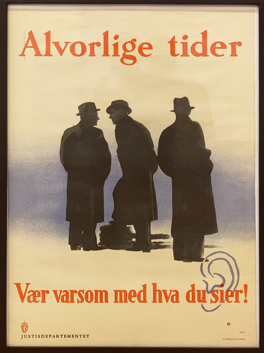 Tegning av tre menn i siluett. To snakker sammen, mens tjedjemann står med ryggen til og overhører hva de sier.