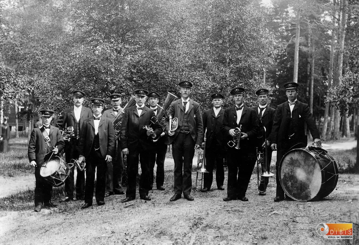 Sandarne musikkår.
Från vänster:
1. Nordström
2. Larsson
3. Nordström
4. Axel Andersson
5. Hugo Jacobsson
6. Karlsson
7. Helmer Lindström
8. Johan Widegren (1877 - 1939)
9. Skog
10. Karl Baglien
11. Rick
13. Andersson