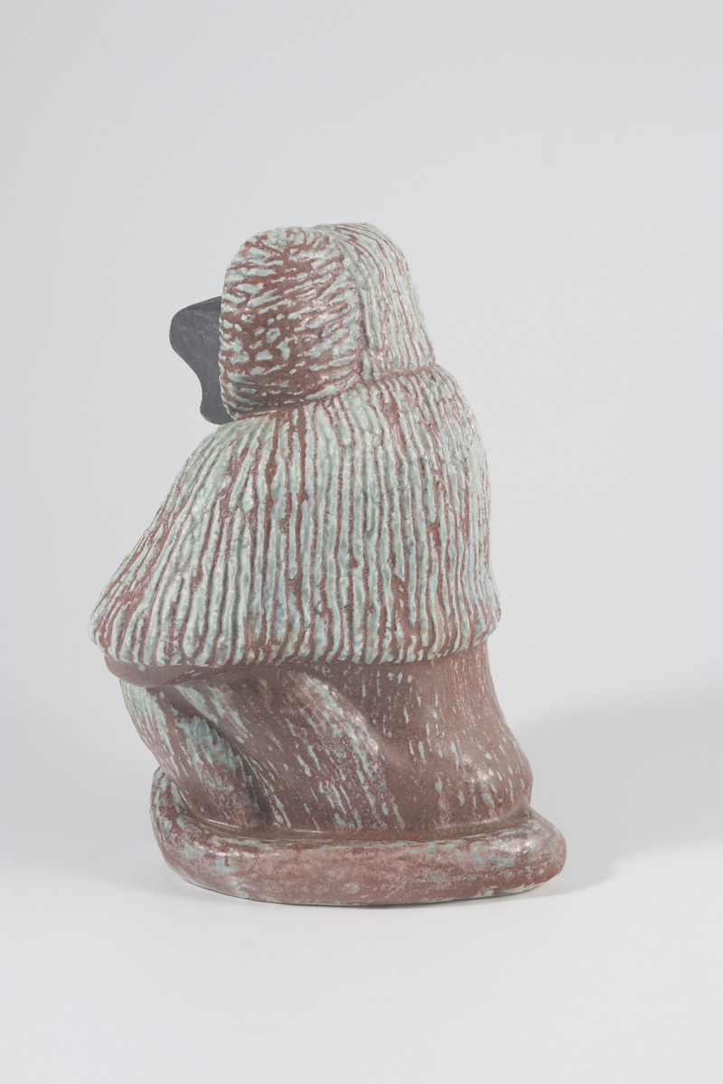 Gunnar Nylund, skulptur, föreställande mantelbabianhane, modellerat stengods med chamotte, blågrön, brun och rödlila glasyr. Rörstrands porslinsfabrik, 1950-talet. Troligtvis prototyp av en senare, numrerad upplaga i vit glasyr.