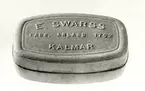 Kalmarsnus, tillverkad av Eric Swarss i Kalmar. Fabriken anlagd 1792. Kalmar med text i upphöjd relief.  Övertogs 1915 av Svensk Tobaksmonopol och fick 1916 Nr 943. Produktionen av Karlmasnus lades ner år 1943 på grund utav råvarubrist.