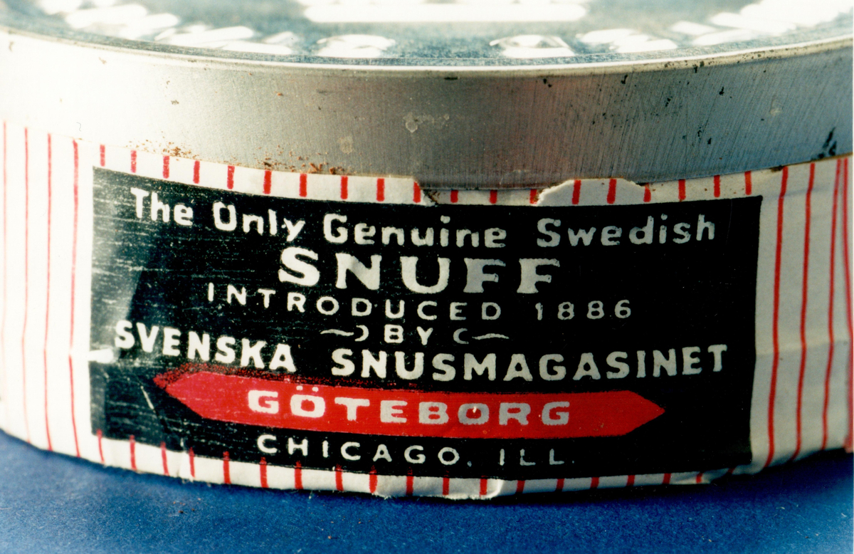 Luktsnus (snuff) av märket Anchor. Text på etiketten; The only genuine Swedish Snuff. Introduced 1886 by Svenska Snusmagasinet, Göteborg. Chicago, ILL.