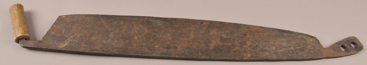 Kniv med breidt jernblad. Handtak av tre i eine enden. Den andre enden av kniven har to hol og skal truleg festast til ein benk e.l. Bladet har ein utydeleg stempel.