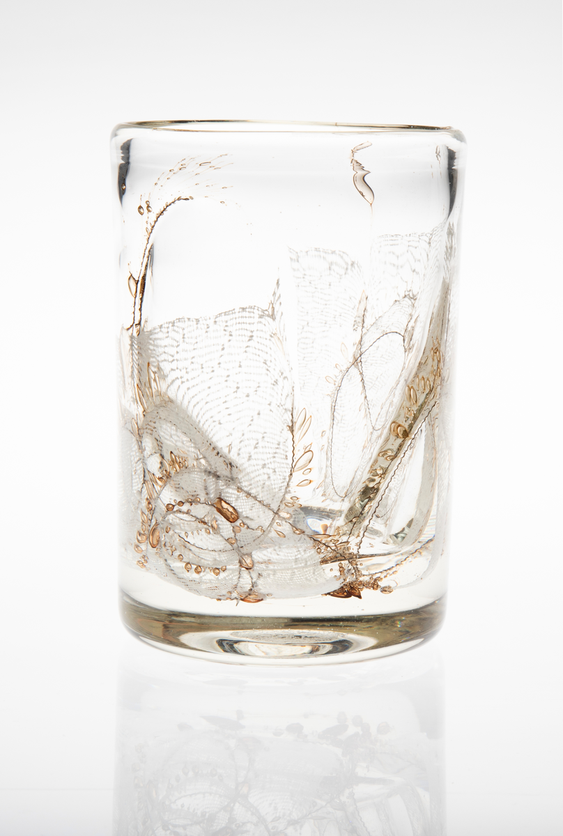 Sylinderformet vase i klart glass med innlagt fiberdekor og luftbobler.