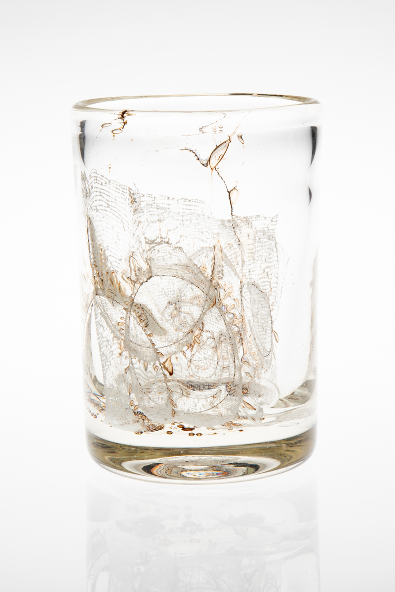 Sylinderformet vase i klart glass med innlagt fiberdekor og luftbobler.