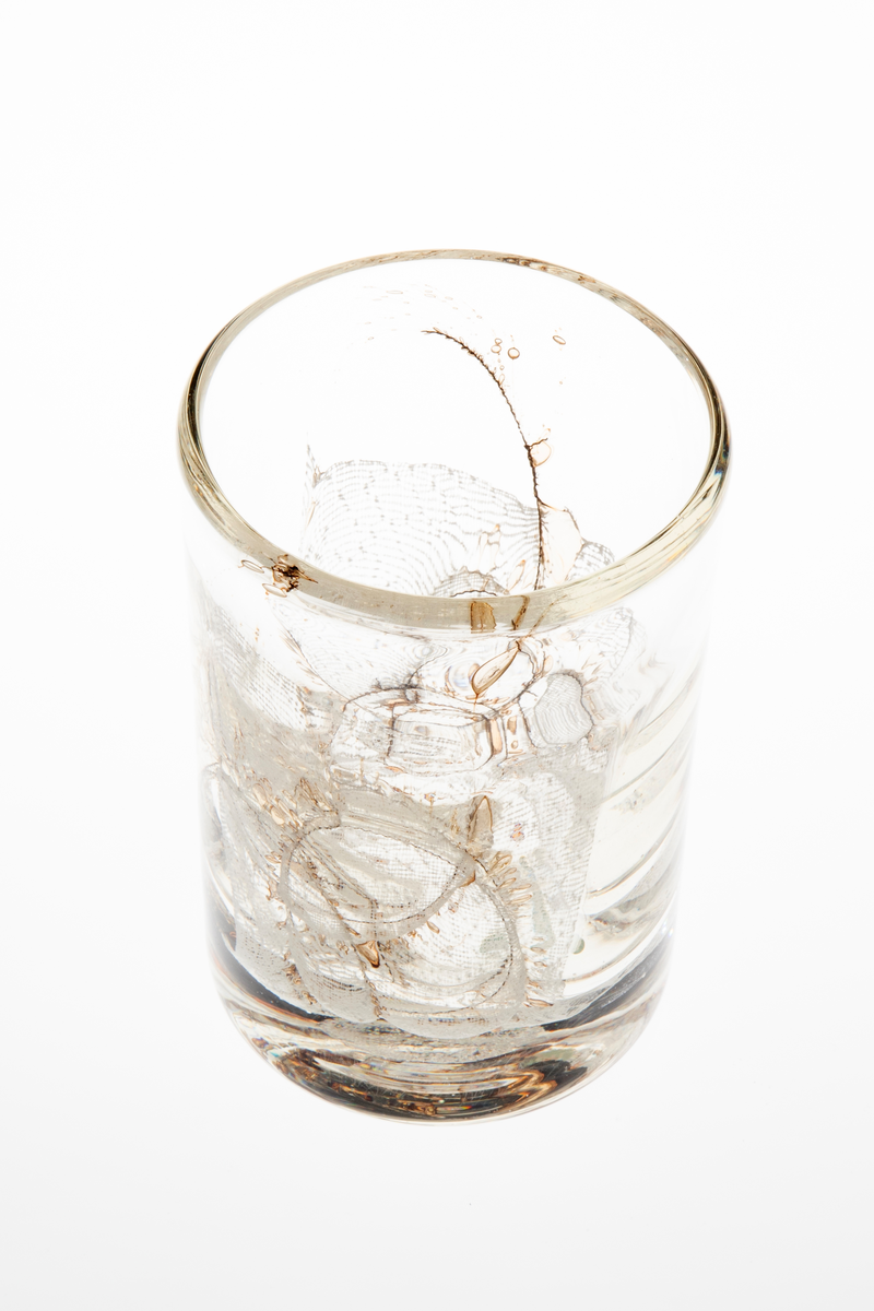 Sylinderformet vase i klart glass med innlagt fiberdekor og luftbobler.