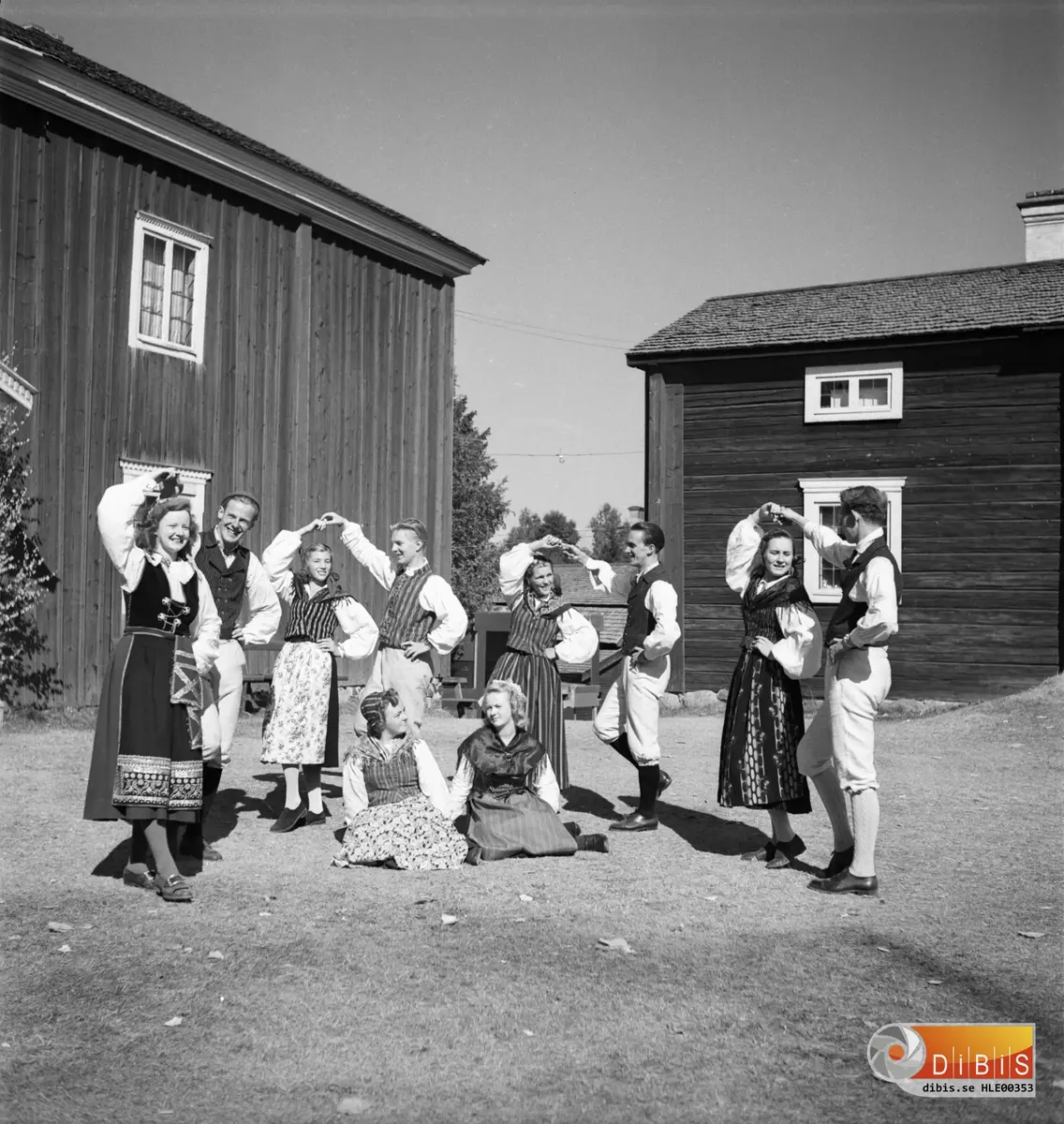 Folkdanslaget dansar.