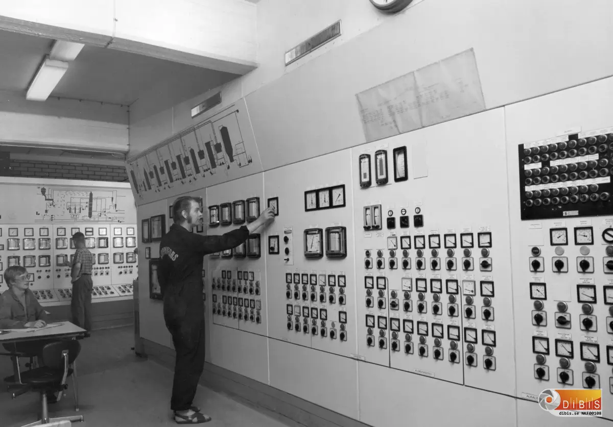 Norrsundets Sulfatfabrik.
Manöverrum för Kokeri 4 och Blekeri 4.
Lennart Widell, Alf Ersson och sittande Eve Hedberg.