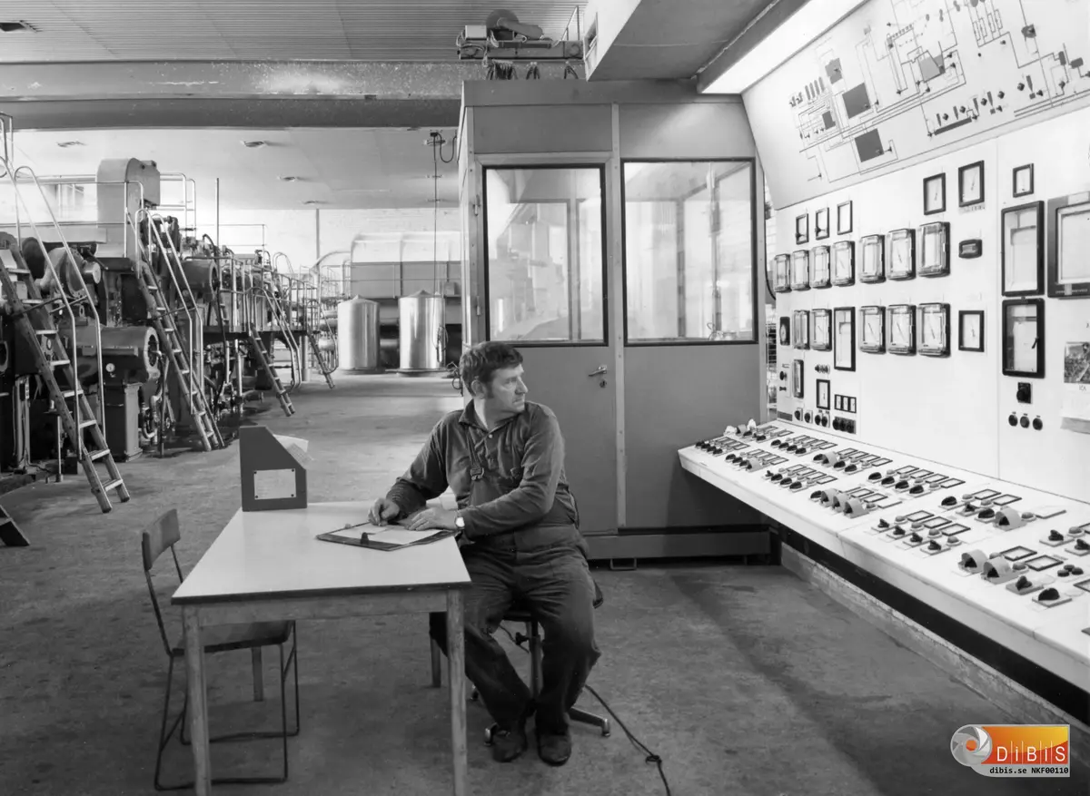 Norrsundets Sulfatfabrik. Torkmaskin 4. Maskinförare Bror Axel Thörnell vid panelen.
