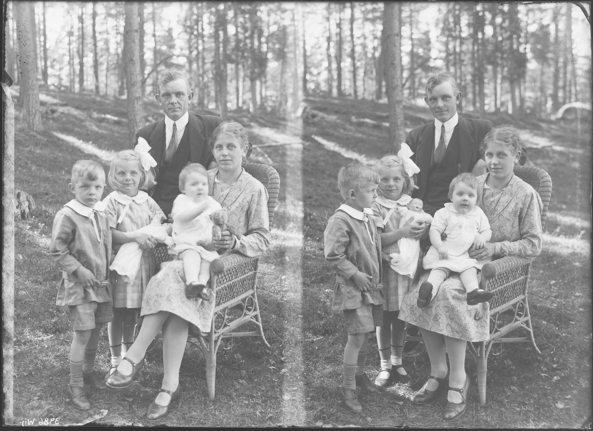 Fotografering beställd av Hedberg. Föreställer arrendatorn Axel Hilmer Hedberg (1898-1988) med hans hustru Linda Teodora Danielsson (1897-1991) och deras barn Anna-Lisa (1923-2010), Per Erik (1924-2015) och Inga-Britt (1927-2009). De är bosatta på Mullbacken under Olsta gård.