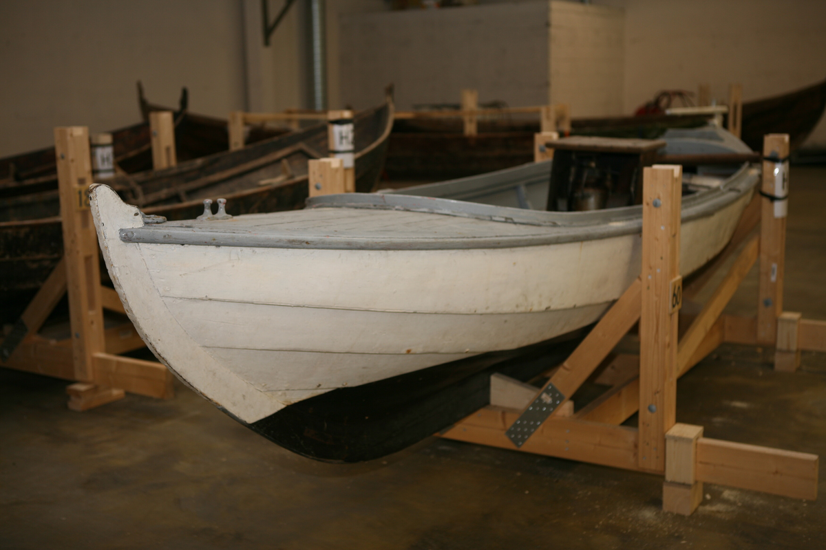 Klinkbygd snekke med 4 omfar. Spisstemning. Snekka har skandekk framme og bak, samt vaterbord og skvettbord. Snekka er kvitmåla utvendig, svartmåla under vasslinja og grå  innvendig, på skandekk, og fenderlist. Kjølen er strak og ikkje T-forma. I snekka står det ein Sabb 3 motor, av ukjend årsmodell, men truleg frå 1930-talet, som truleg går på råolje. I tillegg til motor er den bygd for årar. Dette ser me ut frå at båten har 1 fast tofte, samt hol etter åregaffel.  