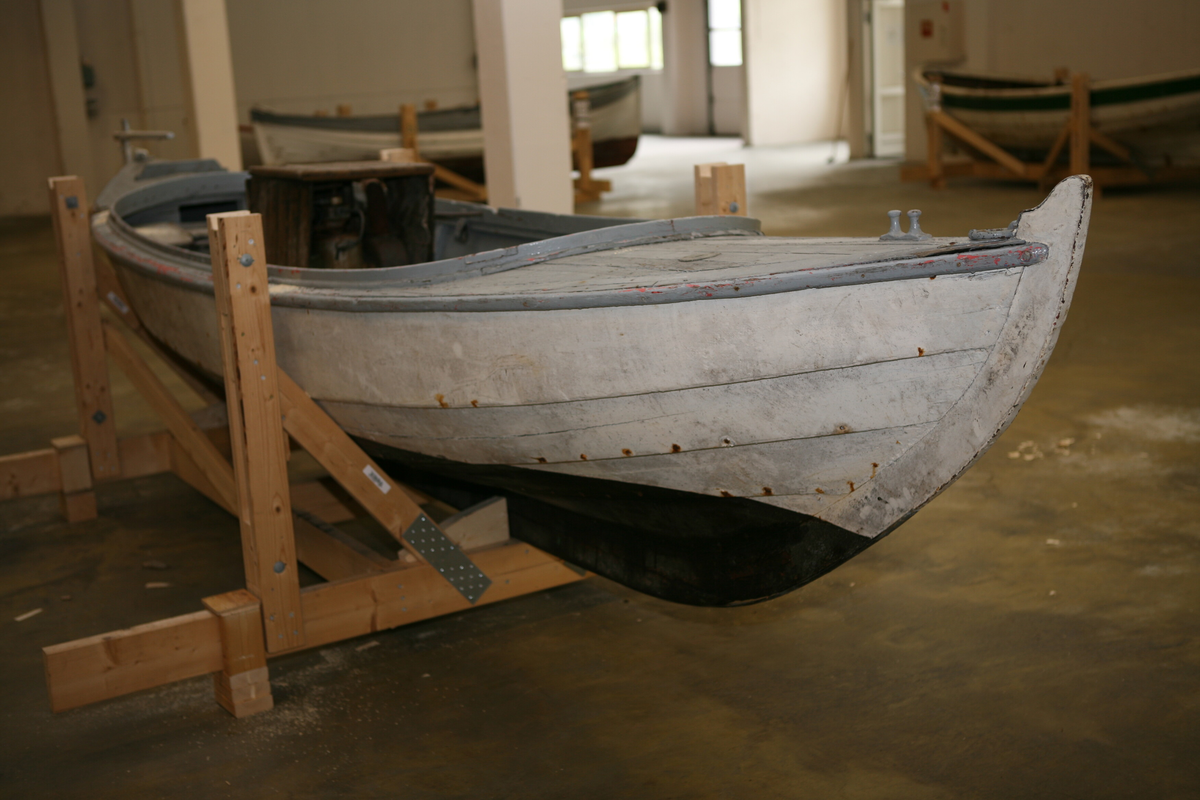 Klinkbygd snekke med 4 omfar. Spisstemning. Snekka har skandekk framme og bak, samt vaterbord og skvettbord. Snekka er kvitmåla utvendig, svartmåla under vasslinja og grå  innvendig, på skandekk, og fenderlist. Kjølen er strak og ikkje T-forma. I snekka står det ein Sabb 3 motor, av ukjend årsmodell, men truleg frå 1930-talet, som truleg går på råolje. I tillegg til motor er den bygd for årar. Dette ser me ut frå at båten har 1 fast tofte, samt hol etter åregaffel.  