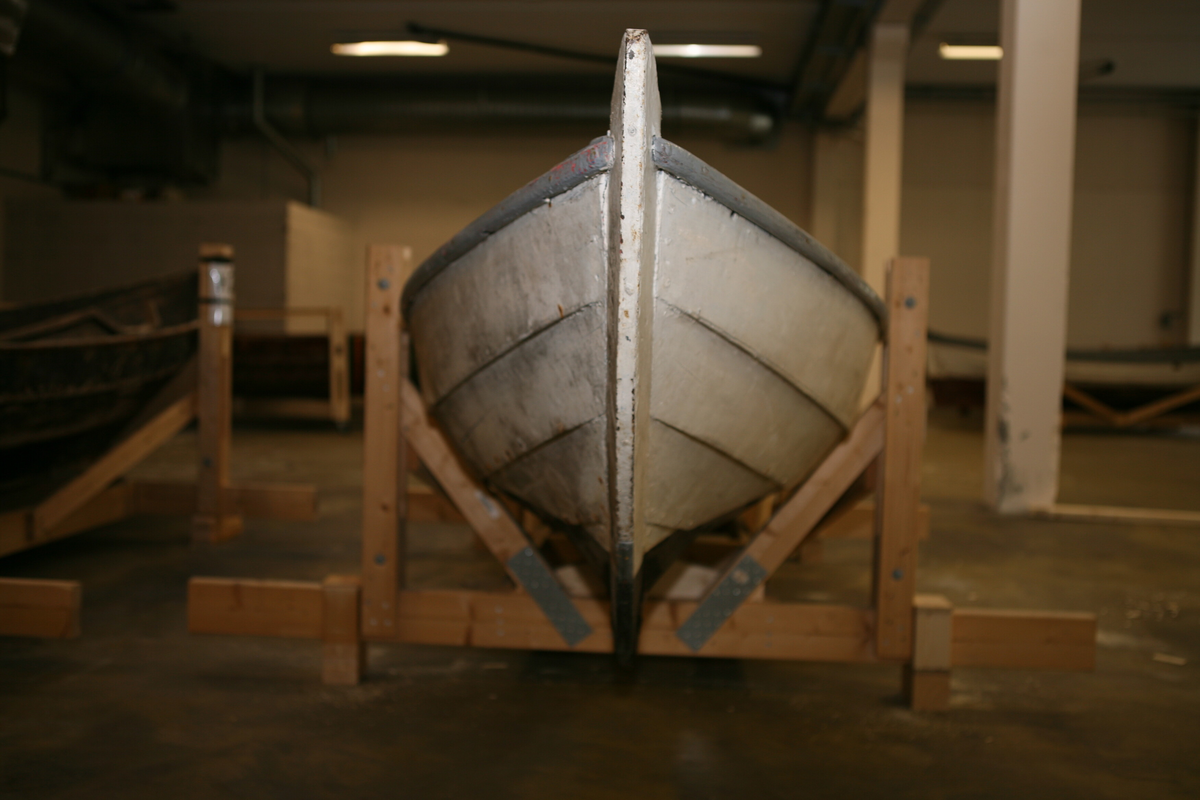 Klinkbygd snekke med 4 omfar. Spisstemning. Snekka har skandekk framme og bak, samt vaterbord og skvettbord. Snekka er kvitmåla utvendig, svartmåla under vasslinja og grå  innvendig, på skandekk, og fenderlist. Kjølen er strak og ikkje T-forma. I snekka står det ein Sabb 3 motor, av ukjend årsmodell, men truleg frå 1930-talet, som truleg går på råolje. I tillegg til motor er den bygd for årar. Dette ser me ut frå at båten har 1 fast tofte, samt hol etter åregaffel.  