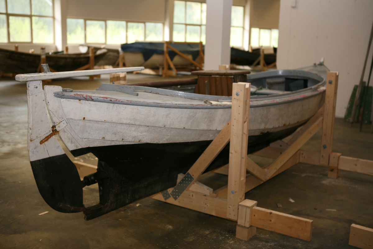 Klinkbygd snekke med 4 omfar. Spisstemning. Snekka har skandekk framme og bak, samt vaterbord og skvettbord. Snekka er kvitmåla utvendig, svartmåla under vasslinja og grå  innvendig, på skandekk, og fenderlist. Kjølen er strak og ikkje T-forma. I snekka står det ein Sabb 3 motor, av ukjend årsmodell, men truleg frå 1930-talet, som truleg går på råolje. I tillegg til motor er den bygd for årar. Dette ser me ut frå at båten har 1 fast tofte, samt hol etter åregaffel.  