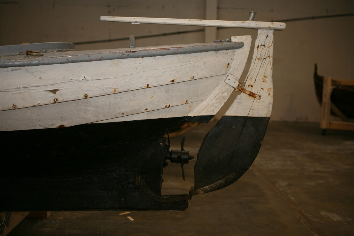 Klinkbygd snekke med 4 omfar. Spisstemning. Snekka har skandekk framme og bak, samt vaterbord og skvettbord. Snekka er kvitmåla utvendig, svartmåla under vasslinja og grå  innvendig, på skandekk, og fenderlist. Kjølen er strak og ikkje T-forma. I snekka står det ein Sabb 3 motor, av ukjend årsmodell, men truleg frå 1930-talet, som truleg går på råolje. I tillegg til motor er den bygd for årar. Dette ser me ut frå at båten har 1 fast tofte, samt hol etter åregaffel.  