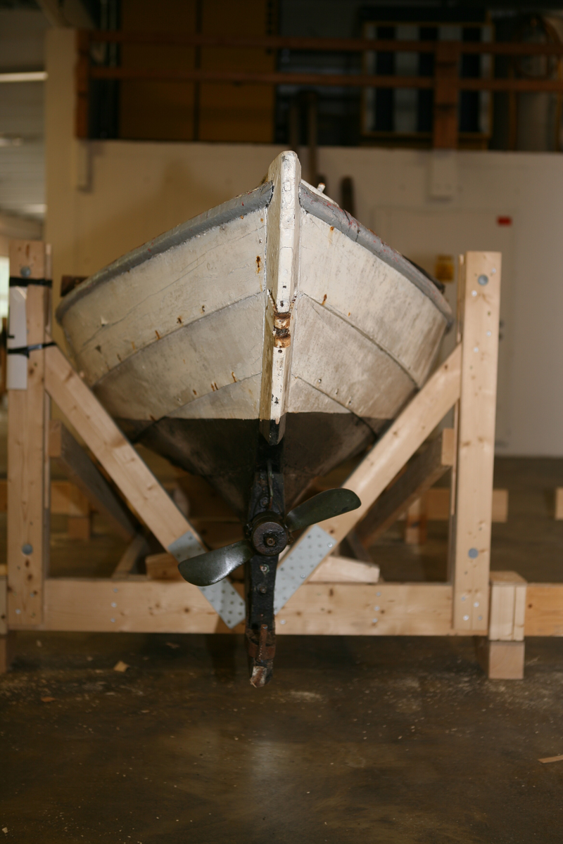 Klinkbygd snekke med 4 omfar. Spisstemning. Snekka har skandekk framme og bak, samt vaterbord og skvettbord. Snekka er kvitmåla utvendig, svartmåla under vasslinja og grå  innvendig, på skandekk, og fenderlist. Kjølen er strak og ikkje T-forma. I snekka står det ein Sabb 3 motor, av ukjend årsmodell, men truleg frå 1930-talet, som truleg går på råolje. I tillegg til motor er den bygd for årar. Dette ser me ut frå at båten har 1 fast tofte, samt hol etter åregaffel.  