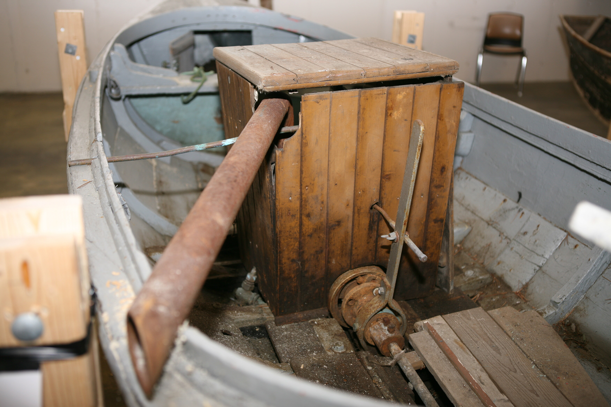 Klinkbygd snekke med 4 omfar. Spisstemning. Snekka har skandekk framme og bak, samt vaterbord og skvettbord. Snekka er kvitmåla utvendig, svartmåla under vasslinja og grå  innvendig, på skandekk, og fenderlist. Kjølen er strak og ikkje T-forma. I snekka står det ein Sabb 3 motor, av ukjend årsmodell, men truleg frå 1930-talet, som truleg går på råolje. I tillegg til motor er den bygd for årar. Dette ser me ut frå at båten har 1 fast tofte, samt hol etter åregaffel.  