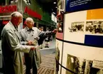 Lars Ljungmark, docent, och pekande Bogärde (?) står vid utställningen Snusboulevarden i Nordstan, Göteborg, 1996.