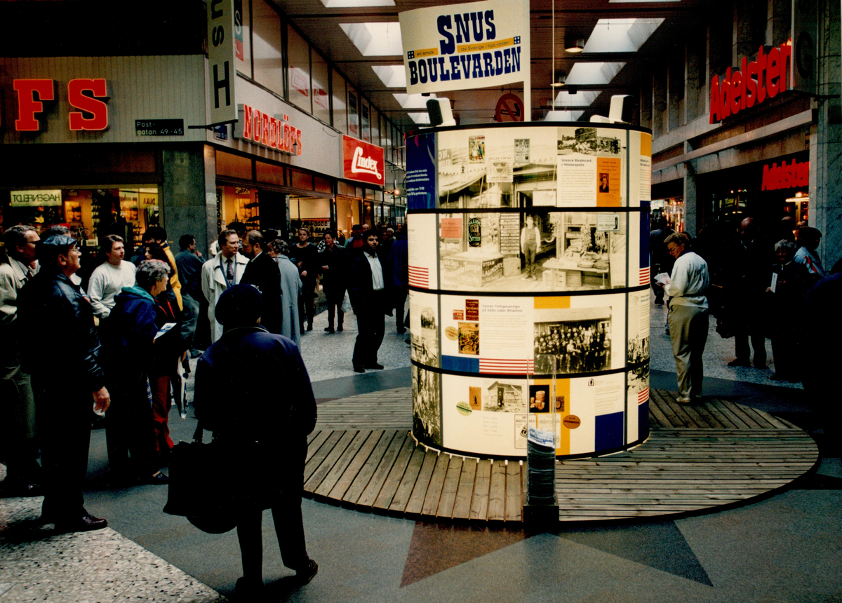  Utställningen Snusboulevarden i Nordstan, Göteborg, 1996.