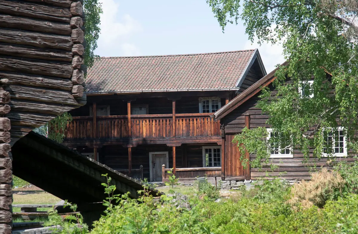 Foto av Eikjebygningen og Berganstua