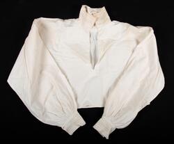 hvit skjorte med broderier