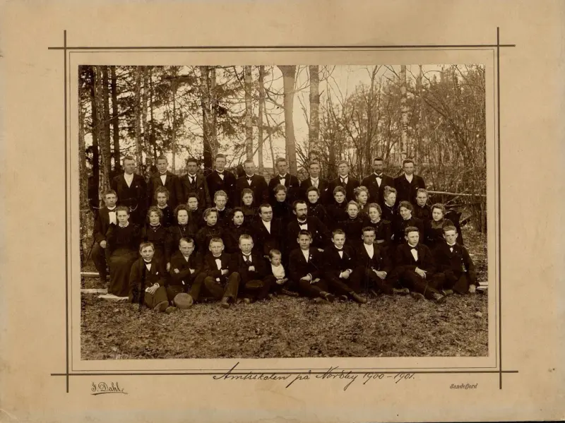 Amtskolen på Nordby 1900/1901. Ukjent fotograf.