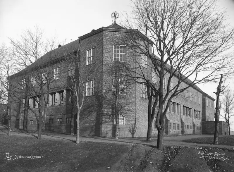 Tønsberg sjømannsskole 1925: Skolen ble bygget i årene 1918–21 og er tegnet av arkitektene Bjercke og Eliassen. Foto: Th. Larsen/Slottsfjellsmuseet / Vestfoldmuseene IKS. I dag rommer dette bygget Haugar Vestfold Kunstmuseum.