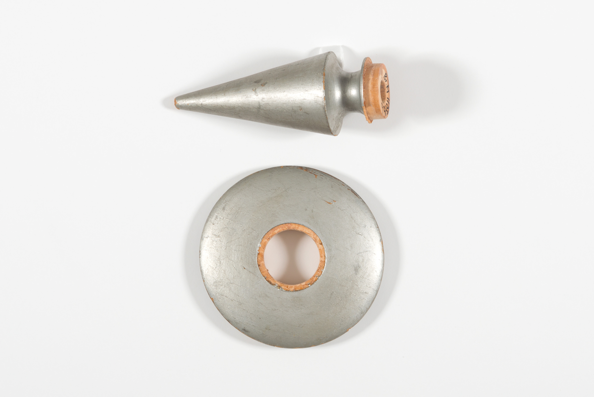 bak: NNN omkranset av laurbær