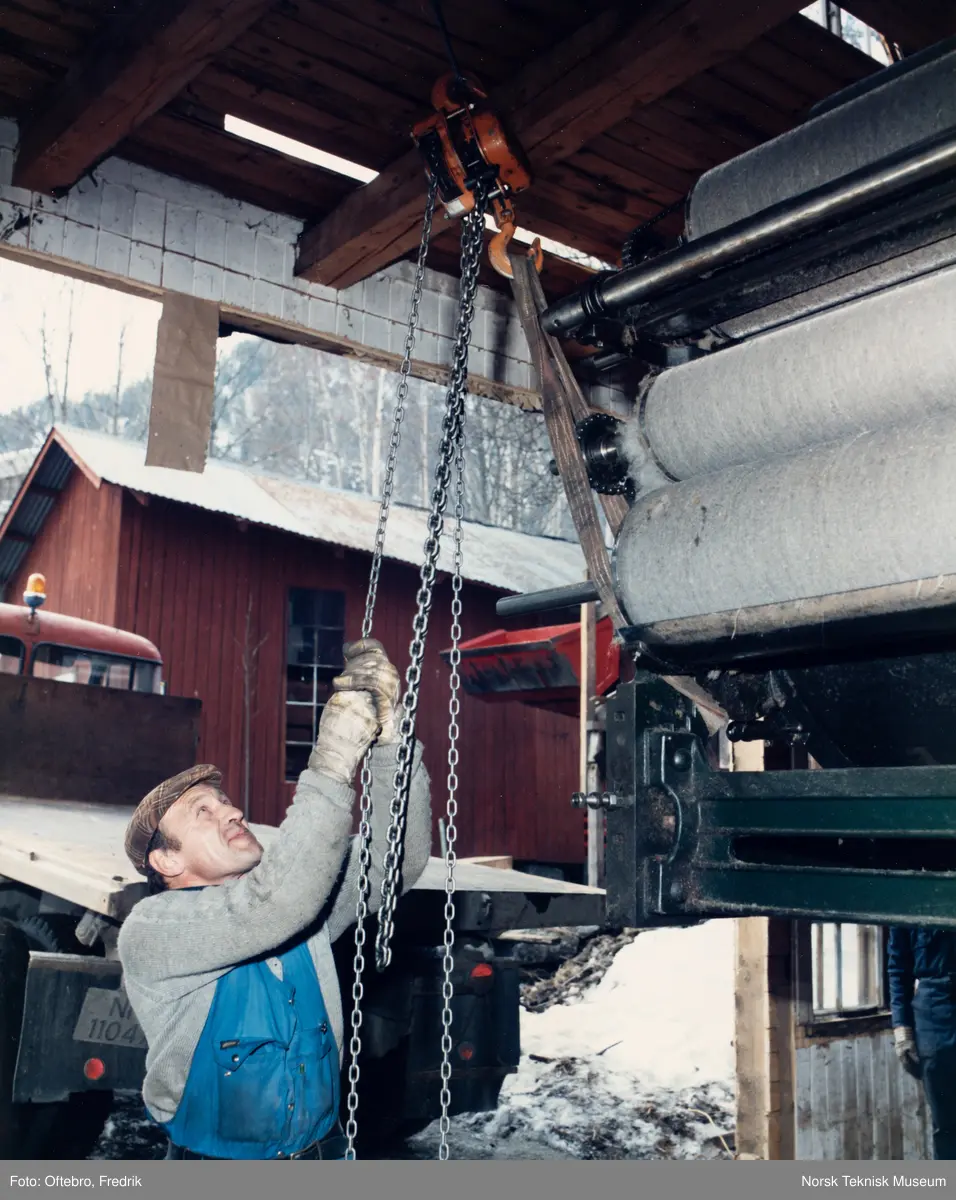 Demontering og flytting av kardemaskin fra Laurdal Uldspinderi til Norsk Teknisk Museum, Oslo.