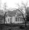 Tomten till villa Wauxhall avstyckades i början av 1900-talet från egendom Villaberg för att säljas till slaktaren Albin Karlsson. På platsen lät han uppföra bildens villa som gavs namnet Wauxhall. Huset stod inflyttningsklart 1913.