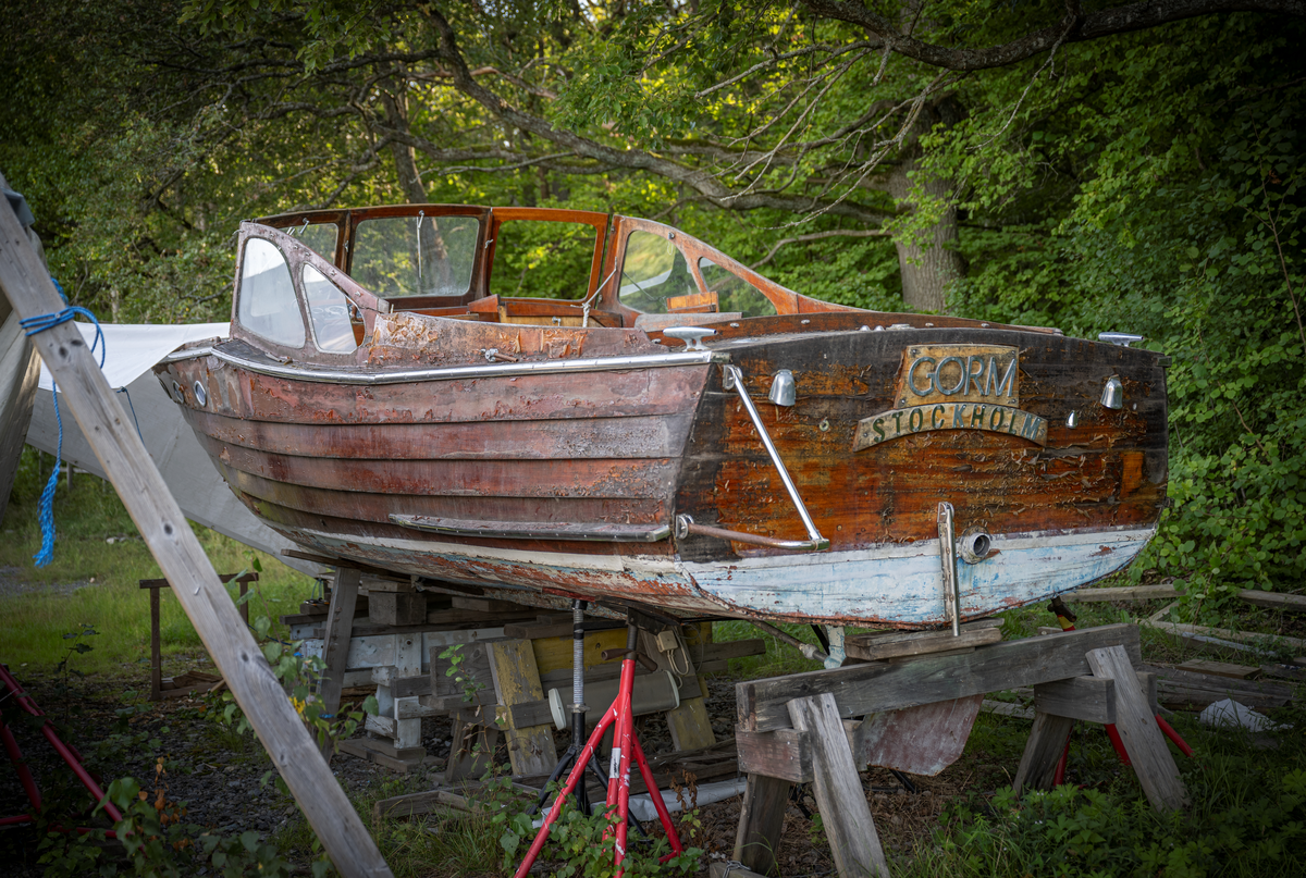 Båtar på båtklubbar där presenningen nötts sönder av väder och vind och glidit av båten. 