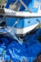 Båtar på båtklubbar där presenningen nötts sönder av väder o